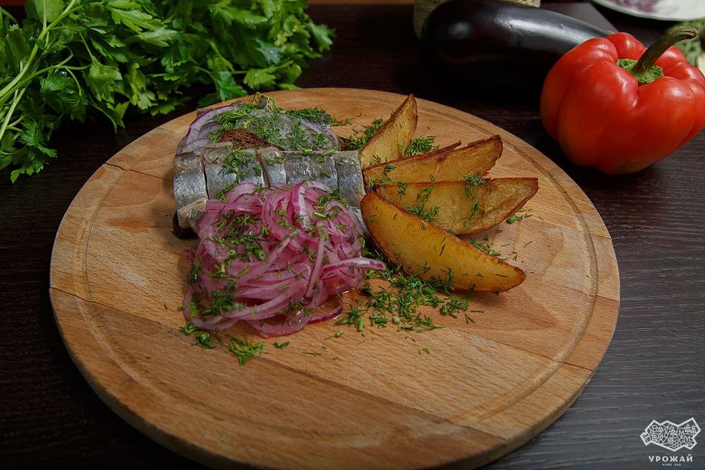 Ассорти селёдки, солёной и маринованной, подаётся с картофелем